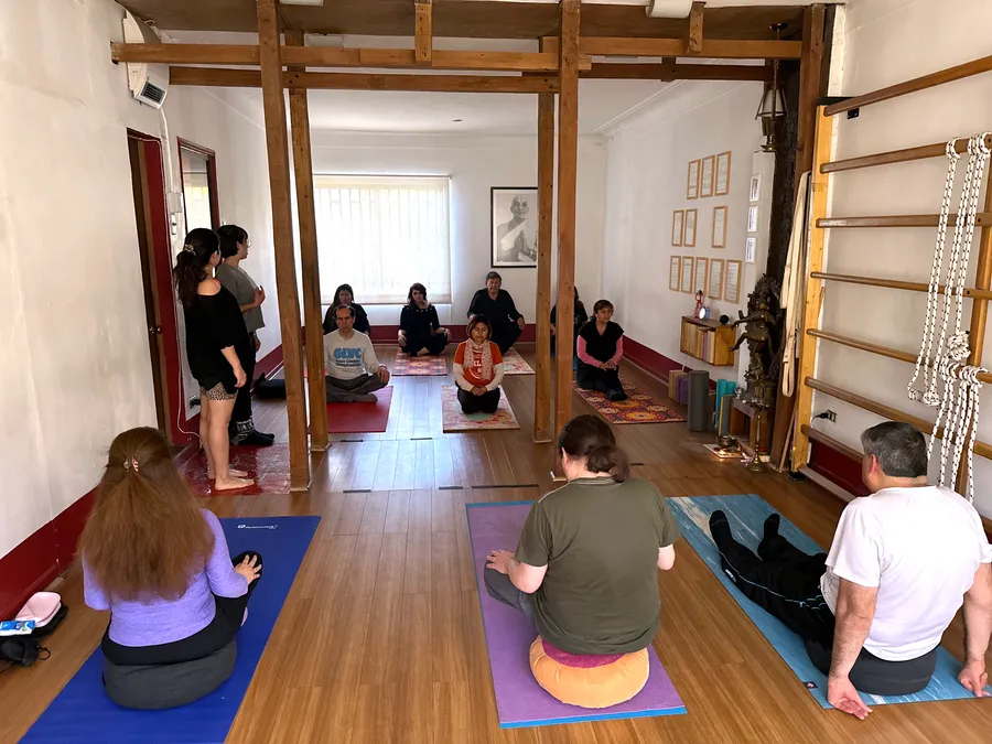 Personas ciegas en clase de yoga mientras meditan